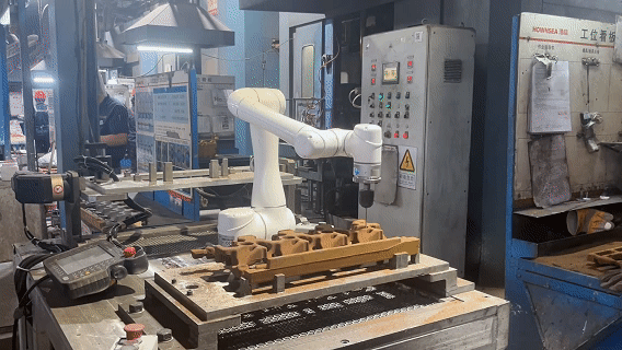 NG28娱乐缸盖砂芯自动修芯机器人